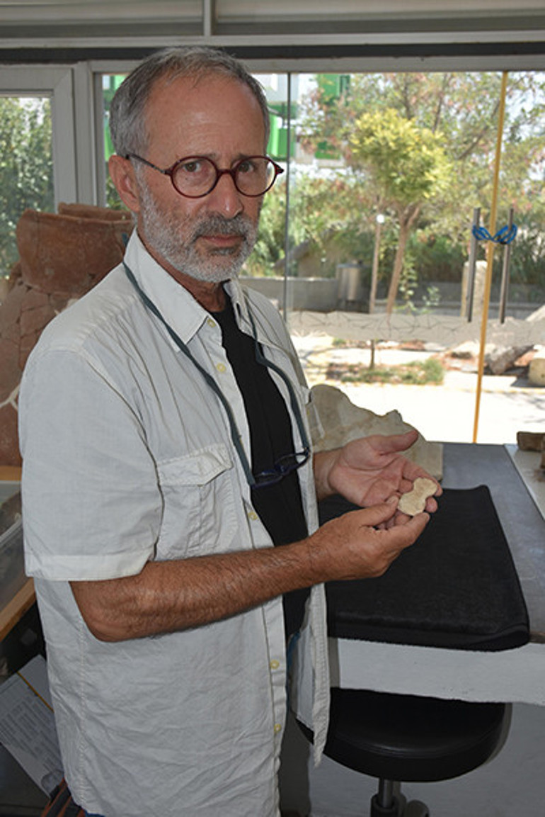Yeşilova Höyüğünde 5 bin yıllık mermer idol bulundu