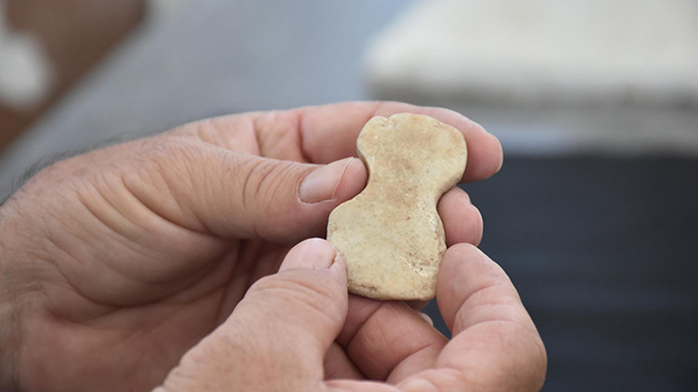 Yeşilova Höyüğünde 5 bin yıllık mermer idol bulundu