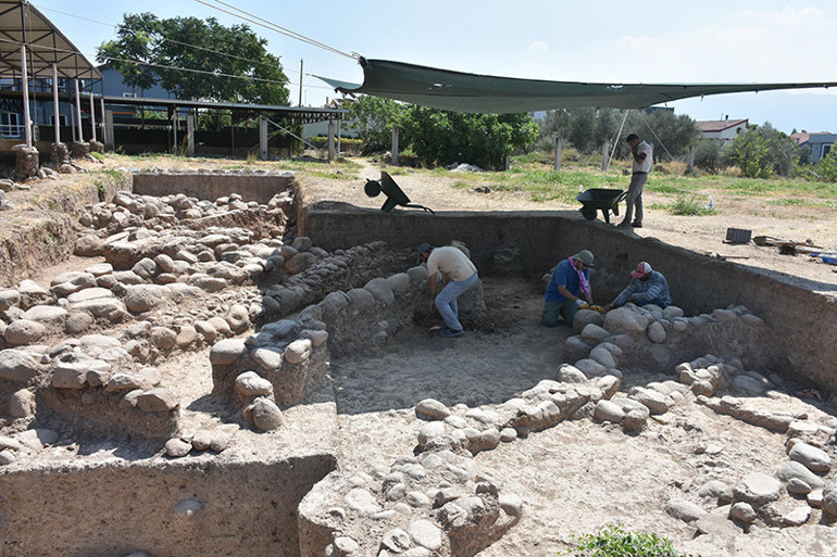 Yeşilova Höyüğünde 5 bin yıllık mermer idol bulundu