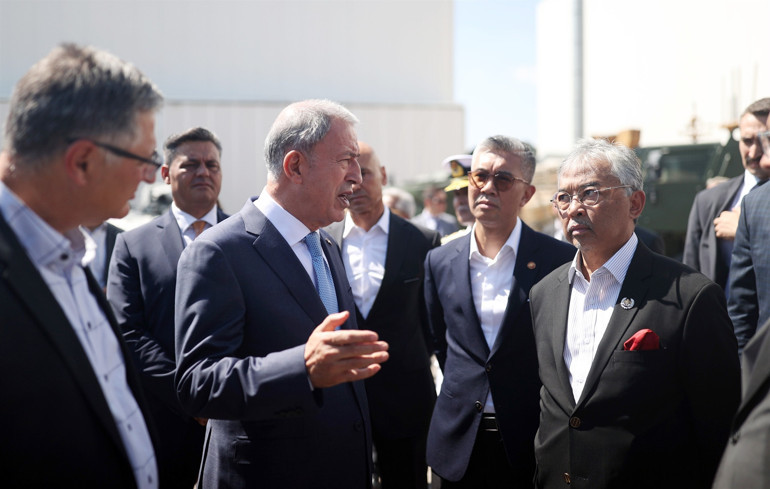Bakan Akar ve Malezya Kralı Şahtan savunma sanayisi şirketine ziyaret