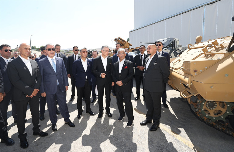 Bakan Akar ve Malezya Kralı Şahtan savunma sanayisi şirketine ziyaret