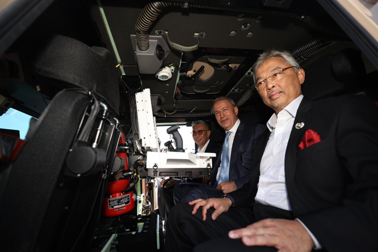 Bakan Akar ve Malezya Kralı Şahtan savunma sanayisi şirketine ziyaret