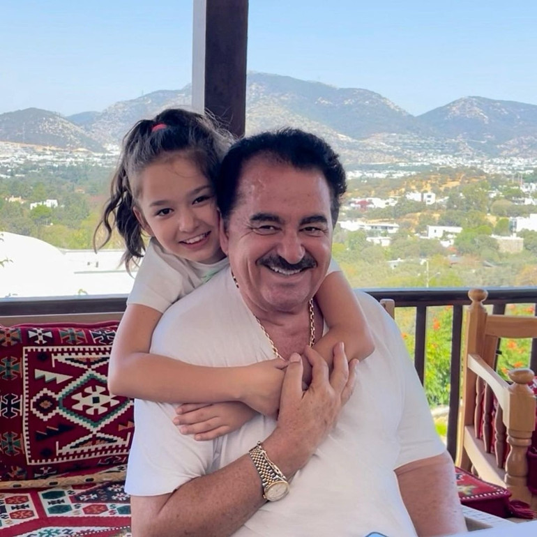 İbrahim Tatlıses kızı Elif Adayı elleriyle besledi
