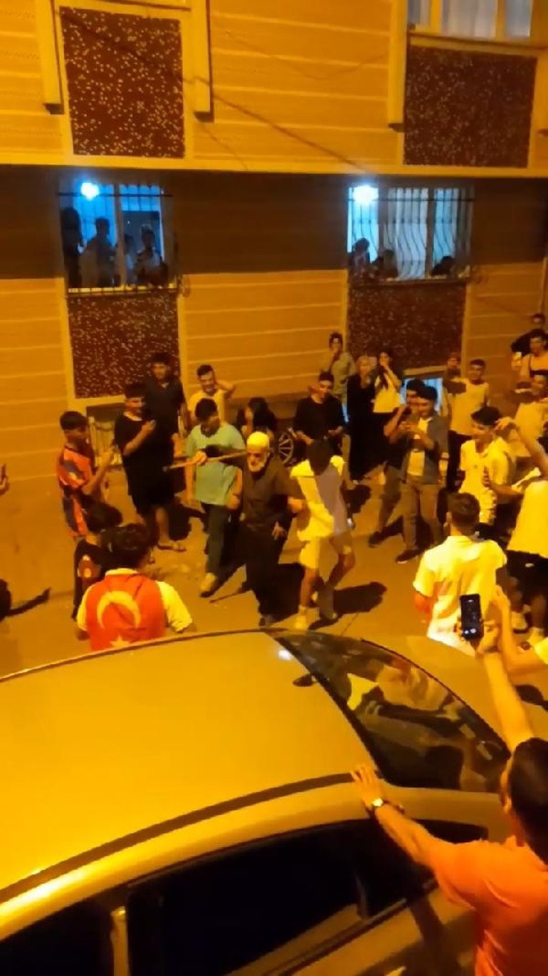 Bağcılarda asker eğlencesinde ilginç görüntü: Bastonuyla dans etti