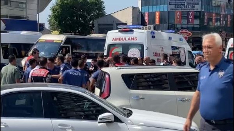 Küçükçekmecede caddede silahlı kavga: Yaralılar var