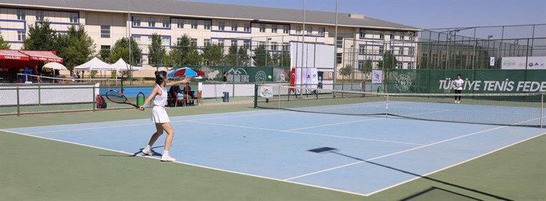 Burası Wimbledon değil, Ağrı Ağrı Dağı Tenis Turnuvası başladı...