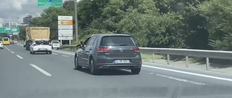 Ayağını camdan çıkararak araç kullanan şoför pes dedirtti