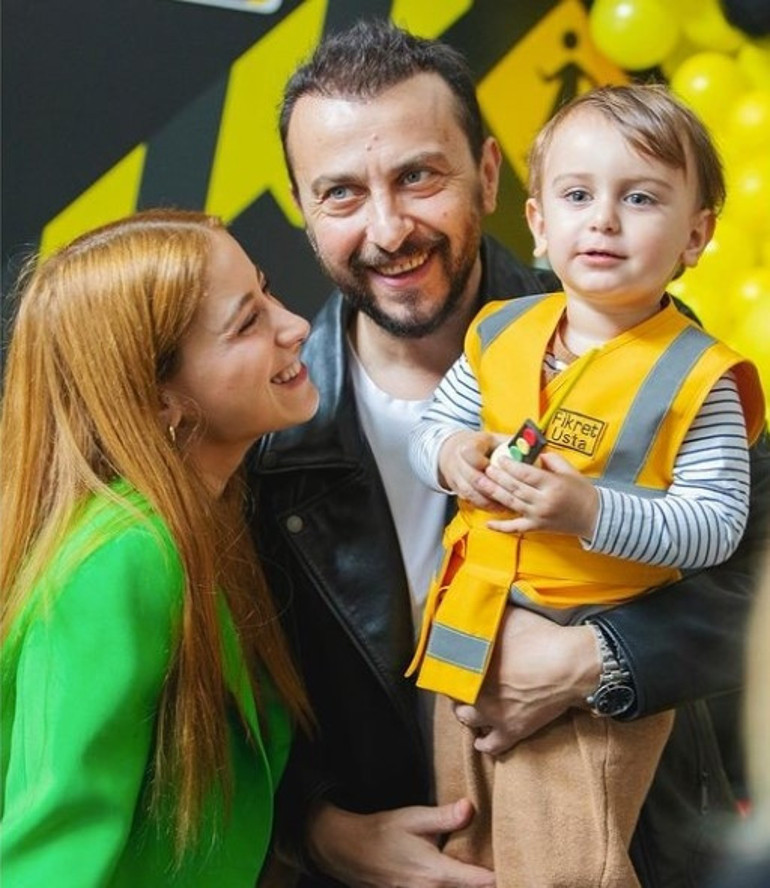 Ünlü çift ilk kez el ele