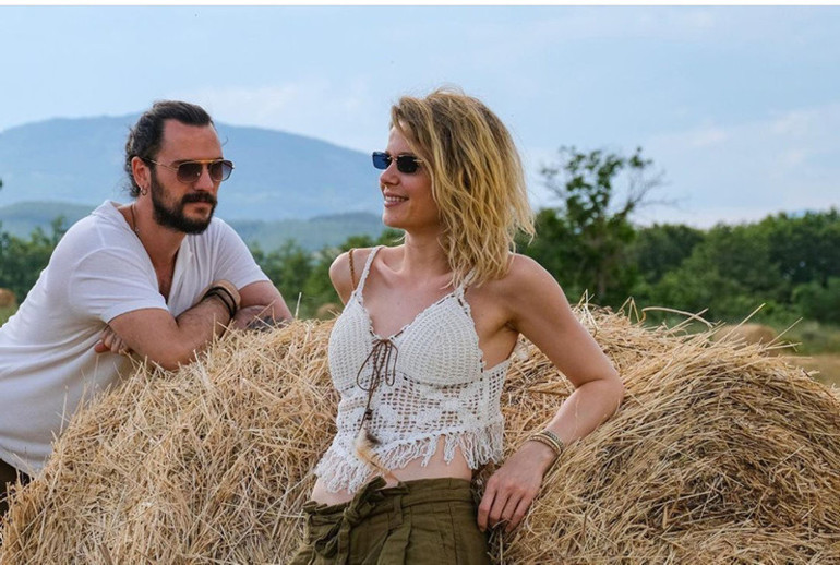 Ünlü çift ilk kez el ele