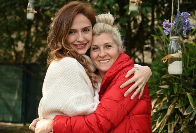 Ünlü oyuncu annesi için kan istedi: Kemoterapiye başladık, zorlu bir sürece girdik...