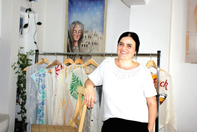Yeni hikayesini dokuma kumaşları üzerine yazıyor