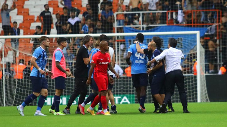 Adana Demirsporda Vincenzo Montella ile Mario Balotelli arasında tartışma Bir anda üzerine yürüdü...