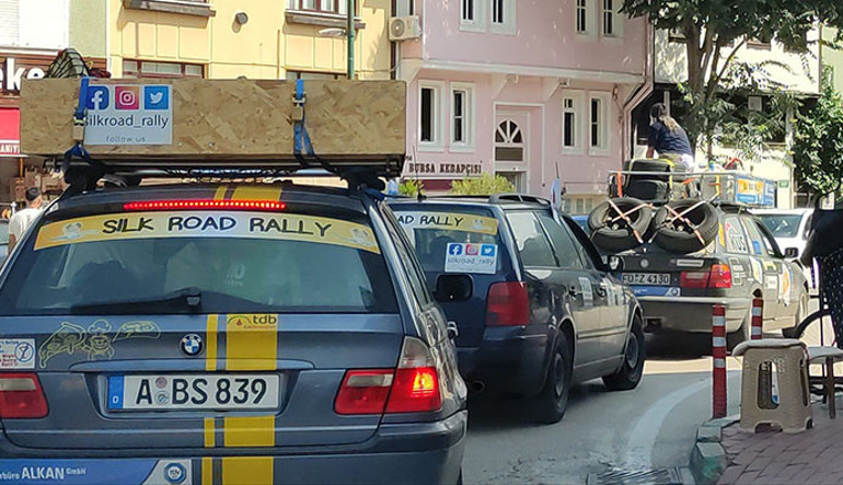 Tavanda yolculuk polise takıldı
