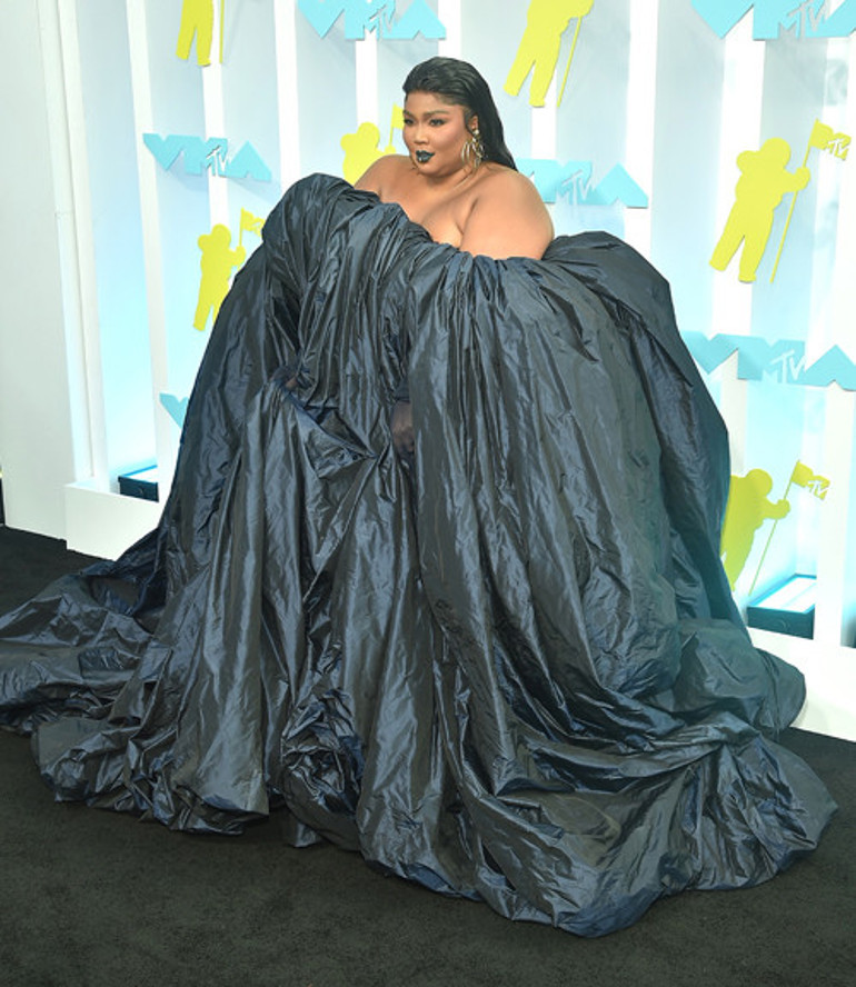 Taş Devrinden kalma kıyafet: Johnny Depp gökten indi