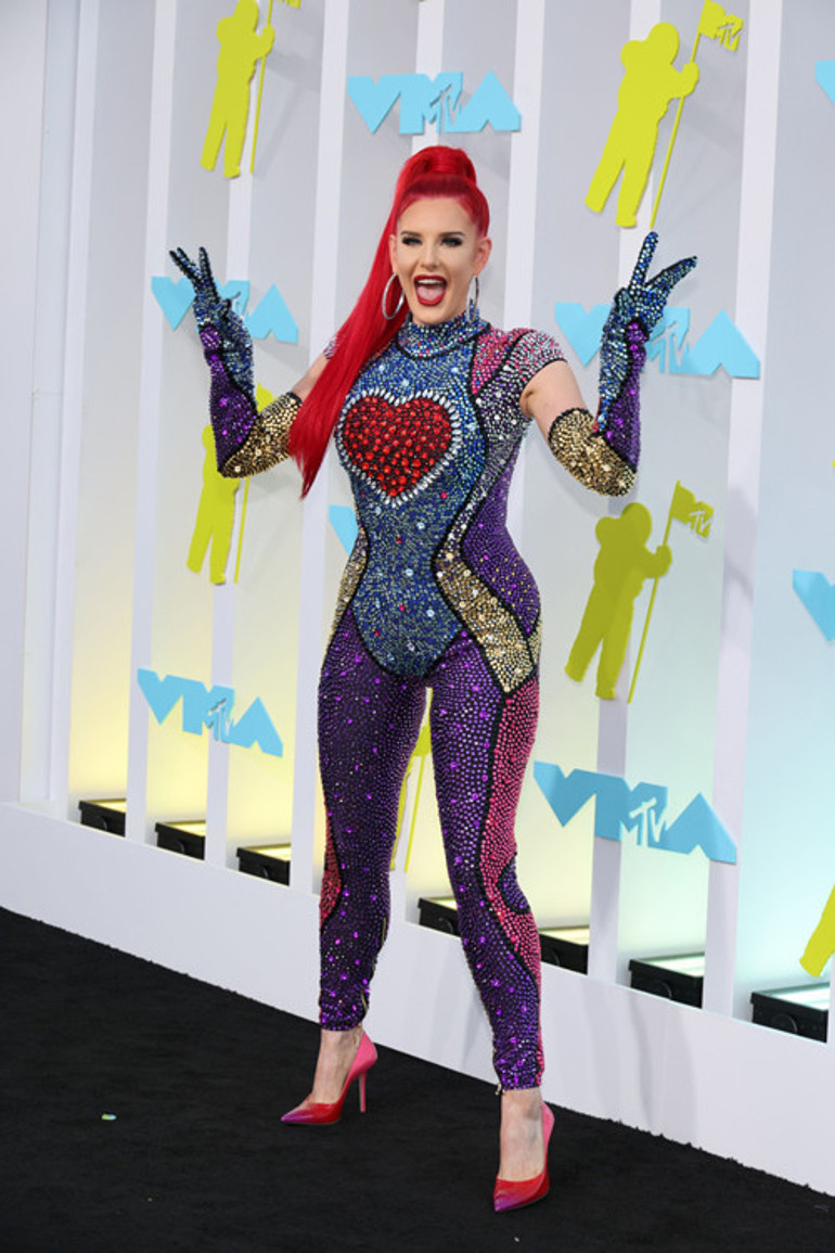 Taş Devrinden kalma kıyafet: Johnny Depp gökten indi