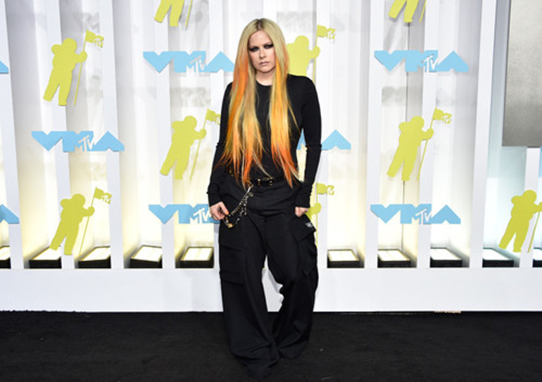 Taş Devrinden kalma kıyafet: Johnny Depp gökten indi