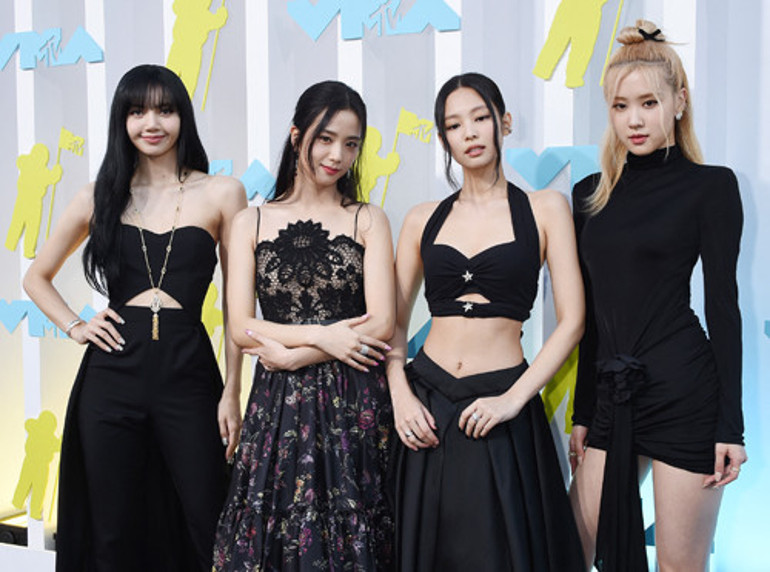 Taş Devrinden kalma kıyafet: Johnny Depp gökten indi