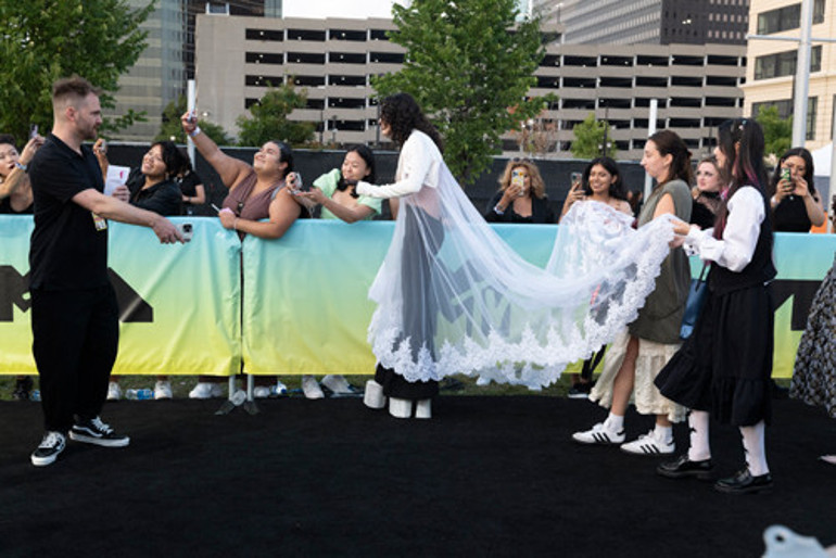 Taş Devrinden kalma kıyafet: Johnny Depp gökten indi