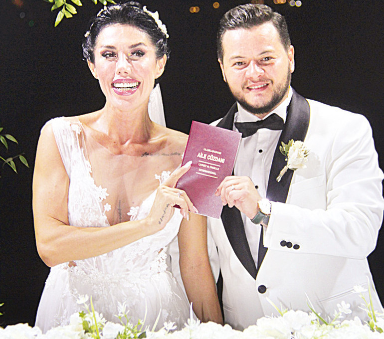 Petek Dinçöz eşi Nida Büyükbayraktar ile görüntülendi: Yarım kalan bir aşktı bizimki...Gençlik aşkımla evlendim