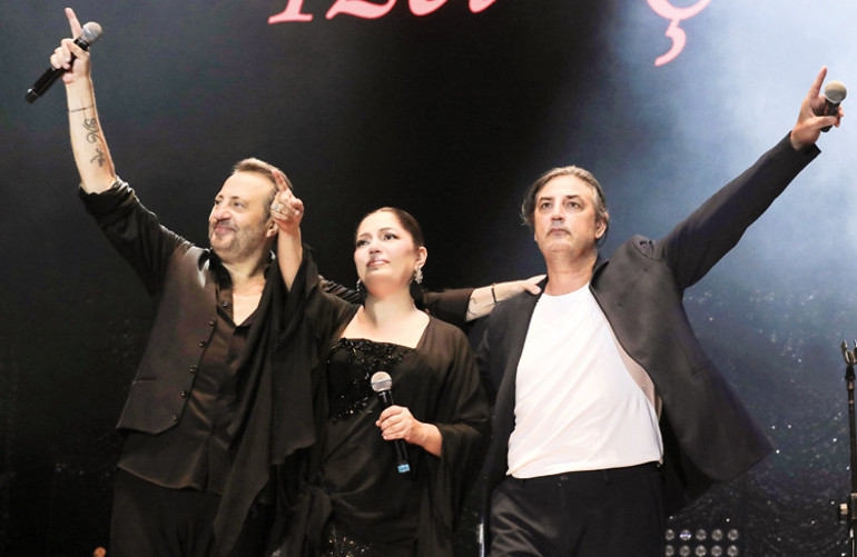 Petek Dinçöz eşi Nida Büyükbayraktar ile görüntülendi: Yarım kalan bir aşktı bizimki...Gençlik aşkımla evlendim