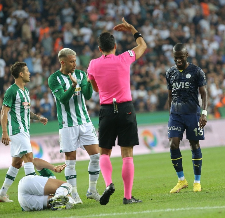 Son dakika: Konyaspor - Fenerbahçe maçında çok konuşulan kırmızı kart Enner Valencia Süper Ligde bir ilki yaşadı...