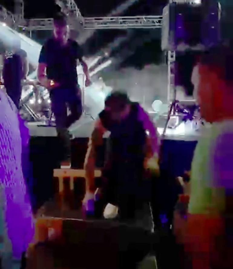 Sahneden düşen Emre Kaya hastaneye kaldırıldı