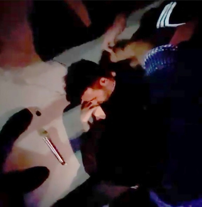 Sahneden düşen Emre Kaya hastaneye kaldırıldı