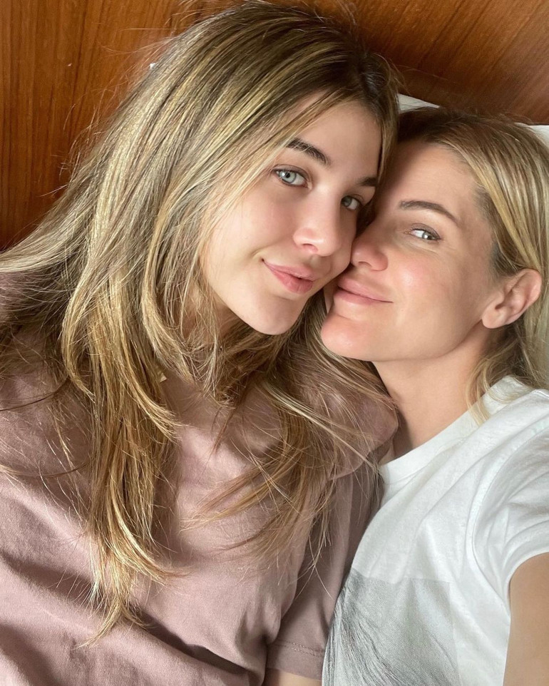 Ünlü oyuncudan  17 günlük oğlu ile ilk poz