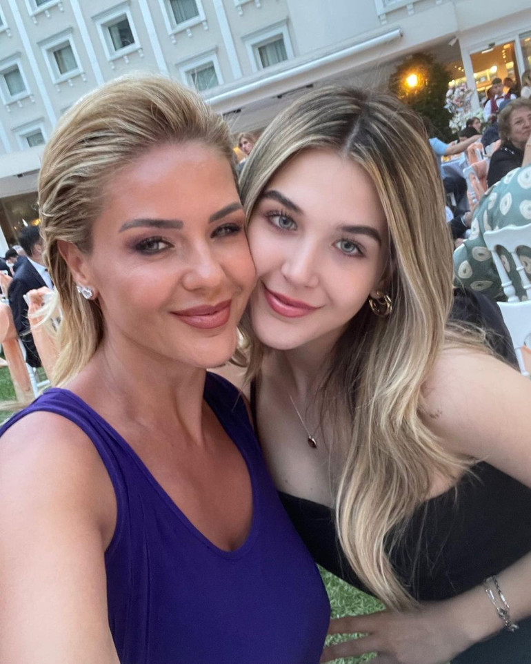 Ünlü oyuncudan  17 günlük oğlu ile ilk poz