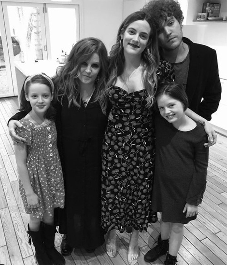 Ünlü şarkıcıdan acı itiraf: Oğlumun ölümü yüzünden beni yargılayanlar oldu