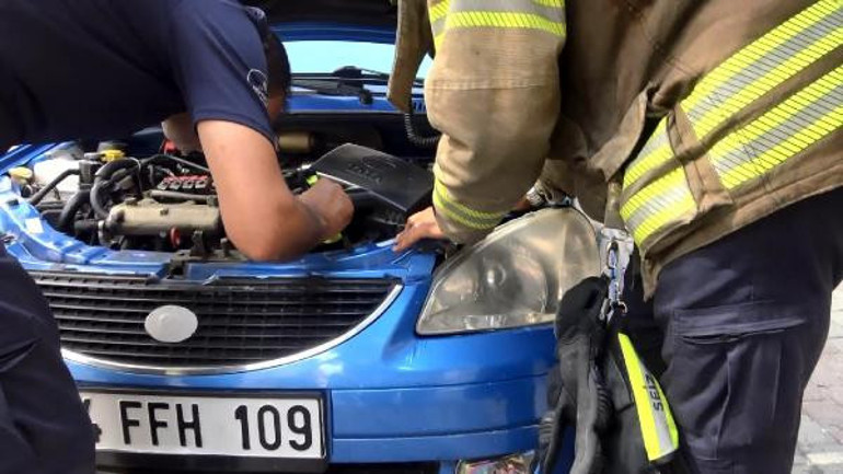 Avcılarda itfaiyeden kedi kurtarma operasyonu