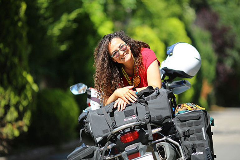 Her gittiği ülkeden bir avuç toprakla dönüyor