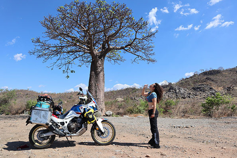 Her gittiği ülkeden bir avuç toprakla dönüyor