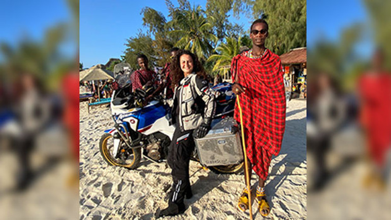 Her gittiği ülkeden bir avuç toprakla dönüyor