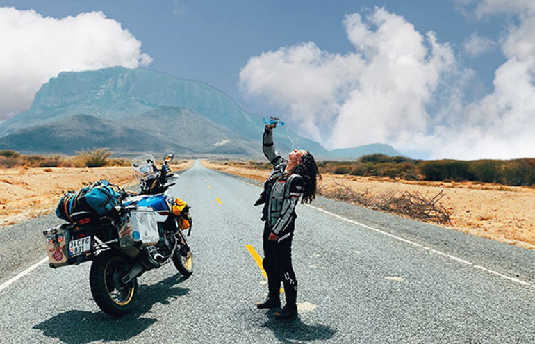 Her gittiği ülkeden bir avuç toprakla dönüyor