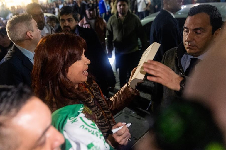 Tüm dünya izledi… Arjantin’de akılalmaz anlar: Eski Cumhurbaşkanı Cristina Fernandez de Kirchner’e suikast girişimi