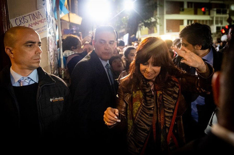Tüm dünya izledi… Arjantin’de akılalmaz anlar: Eski Cumhurbaşkanı Cristina Fernandez de Kirchner’e suikast girişimi
