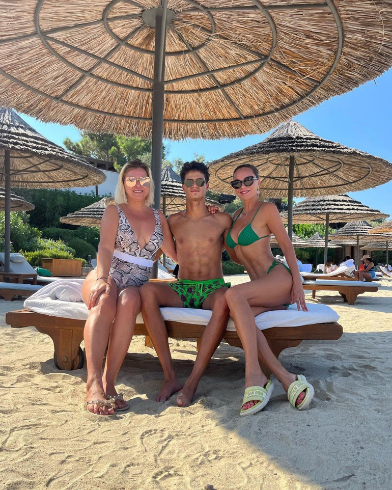 Ünlü oyuncudan  17 günlük oğlu ile ilk poz