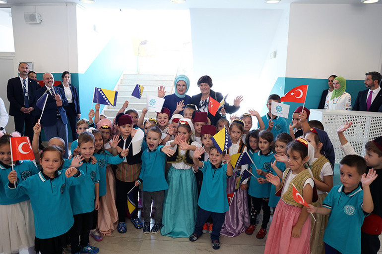 Emine Erdoğan, Saraybosnada Umut Tüneli ve Maarif Okulunu ziyaret etti