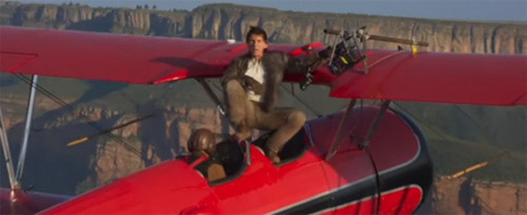Tom Cruise gökyüzündeki uçağın üstünden seslendi: Gürültü için özür dilerim