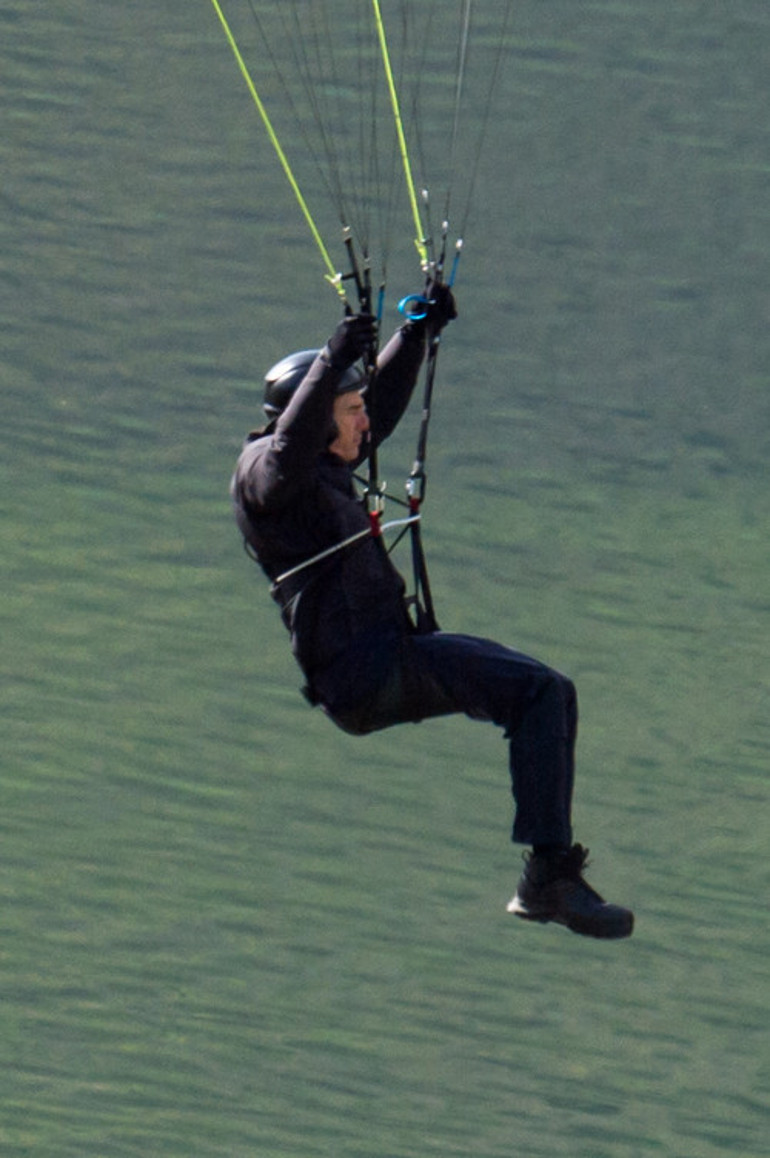 Tom Cruise gökyüzündeki uçağın üstünden seslendi: Gürültü için özür dilerim