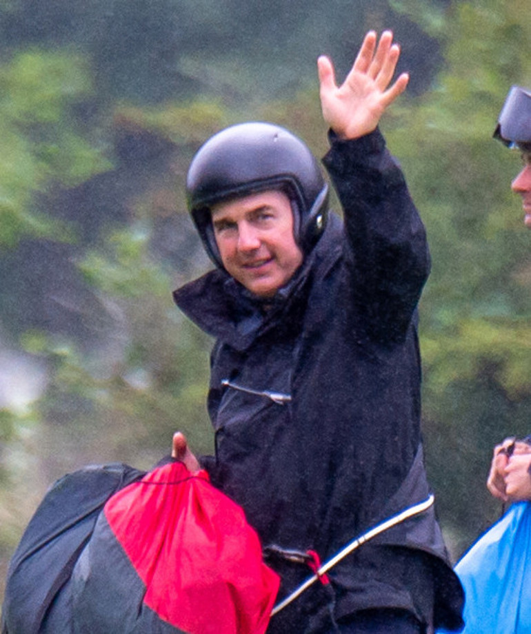 Tom Cruise gökyüzündeki uçağın üstünden seslendi: Gürültü için özür dilerim