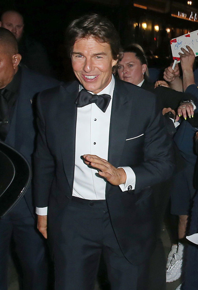 Tom Cruise gökyüzündeki uçağın üstünden seslendi: Gürültü için özür dilerim