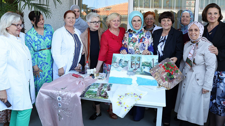 Emine Erdoğan, Saraybosnada Umut Tüneli ve Maarif Okulunu ziyaret etti