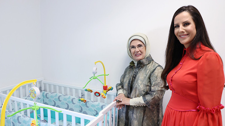 Emine Erdoğan, Zveçanska Annelik Merkezi’ni ziyaret etti