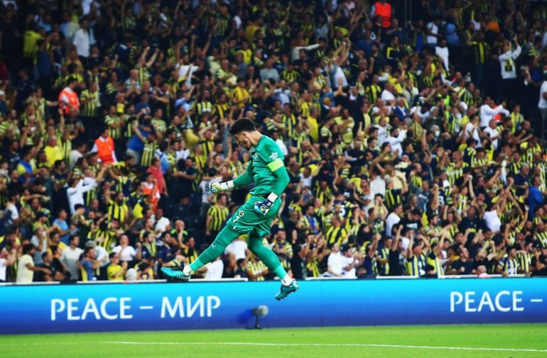 Son Dakika: Kadıköyde tesadüflerle dolu intikam Stoper ama forvet gibi oynadı... Fenerbahçe tarihine geçti...