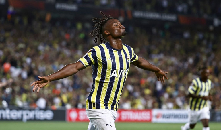 Son Dakika: Kadıköyde tesadüflerle dolu intikam Stoper ama forvet gibi oynadı... Fenerbahçe tarihine geçti...