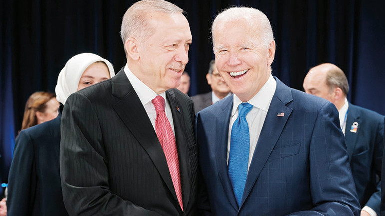 Cumhurbaşkanı Erdoğanın trafiği yoğun... İki zirve iki çanta