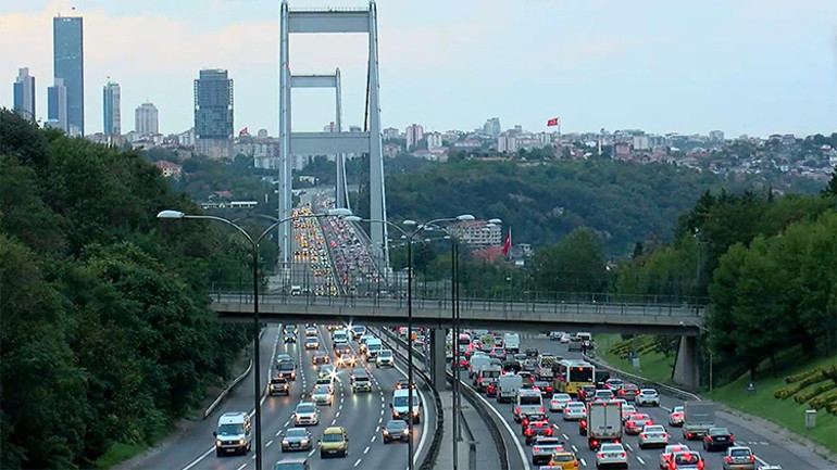 İstanbulda ilk zil alarmı 16 bin servis yollarda... İşte trafikteki son durum