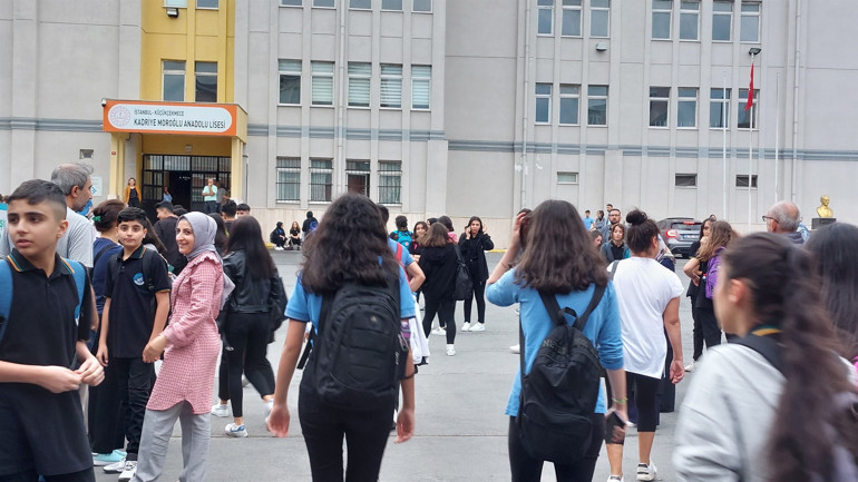 İstanbulda ilk zil alarmı 16 bin servis yollarda... İşte trafikteki son durum